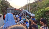 Passenger car vs truck incident in Kon Tum: 25 casualties