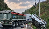 CLIP: Xe khách đối đầu xe tải khiến 25 người thương vong ở Kon Tum