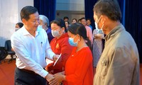 Phó Thủ tướng Lê Minh Khái chúc Tết, tặng quà gia đình chính sách tại Cà Mau