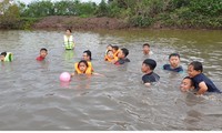 Trẻ em vùng sông nước Cà Mau học bơi ở kênh rạch, vuông tôm