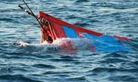 Tàu cá bị chìm trên biển do sóng lớn, 10 ngư dân được cứu