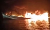 Tàu cá bốc cháy trên biển nghi bị ném bom xăng