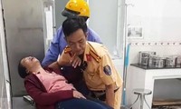 Cảnh sát giao thông Bạc Liêu kịp thời đưa người phụ nữ bị tai biến đi cấp cứu 