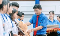 Cà Mau tiếp sức học sinh khó khăn đến trường