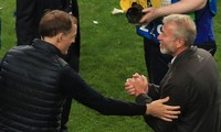 Ông chủ Chelsea xuống tận sân &apos;tặng quà&apos; cho HLV Tuchel