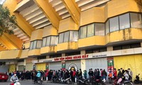 Người hâm mộ xếp hàng dài mua vé xem Quang Hải đá trận cuối cùng tại V.League