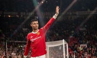 Ronaldo ghi bàn, MU chia tay Old Trafford bằng trận thắng đậm