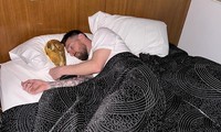 Messi ôm cúp vàng World Cup đi ngủ gây bão mạng xã hội