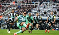 Fulham hỏng phạt đền hy hữu, Newcastle vượt mặt MU