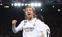 Tả xung hữu đột ở tuổi 37, Luka Modric được fan Liverpool vỗ tay ca ngợi