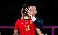 Ngôi sao bị cưỡng hôn lên tiếng, 53 cầu thủ nữ tẩy chay chủ tịch LĐBĐ Tây Ban Nha