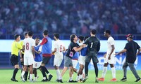 Các cầu thủ Qatar vây trọng tài sau trận thua tranh cãi trước tuyển Olympic Trung Quốc