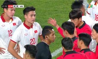 Bùi Hoàng Việt Anh nhận thẻ đỏ, cầu thủ Hàn Quốc xin trọng tài... xóa thẻ