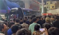 Cổ động viên Bình Định nổi giận, vây chặt xe chở CLB Thanh Hóa