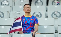 CĐV Việt Nam gây sốt khi một mình đến sân cổ vũ tuyển Thái Lan tại Asian Cup 2023