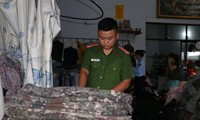 Công an kiểm tra 1.000 bộ áo rằn ri ở Kon Tum
