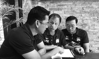 Cố trợ lý Dương Minh Ninh (giữa) và HLV Kiatisuk (bên trái)
