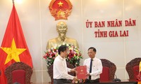 Ông Trương Hải Long - Chủ tịch UBND tỉnh Gia Lai trao quyết định bổ nhiệm Phó Chánh văn phòng UBND tỉnh