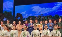 Phó Thủ tướng Trần Hồng Hà chúc mừng nghệ sĩ Hải Phòng diễn &apos;Mưa đỏ&apos; ở Nhà hát Lớn
