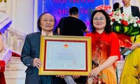 Tác giả vui mừng khi nhận tiền Giải thưởng Hồ Chí Minh, Giải thưởng Nhà nước 