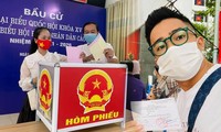 MC Nguyên Khang, Trung Ruồi cùng dàn nghệ sĩ Việt dậy sớm đi bầu cử, chia sẻ cảm xúc