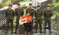 NSƯT Chí Trung vừa chơi guitar vừa hát trên sân khấu &apos;Chúng tôi chiến sĩ&apos;
