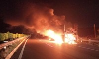 Kinh hãi cảnh xe đầu kéo cháy ngùn ngụt trên cao tốc TPHCM - Long Thành - Dầu Giây