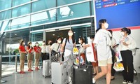 Khách dồn về Đà Nẵng, sân bay, ga tàu ken cứng