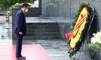 Thủ tướng Nhật Bản Kishida Fumio vào Lăng viếng Chủ tịch Hồ Chí Minh