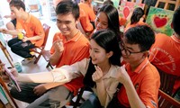 Thí sinh Hoa hậu Việt Nam 2022 mang nụ cười đến lớp vẽ không âm thanh