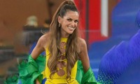 Cựu thiên thần Victoria&apos;s Secret mặc đồ cắt xẻ cổ vũ Brazil 