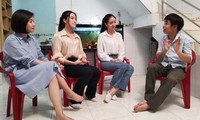 Thí sinh Hoa hậu Việt Nam đến thăm lớp học đặc biệt của thầy giáo công nhân 