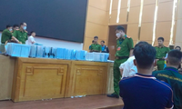 Cảnh sát niêm phong 400 bộ hồ sơ tại cuộc đấu giá 52 lô đất ở Phú Thọ