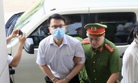 Cựu Đại sứ Việt Nam tại Malaysia nói bị cò mồi môi giới tố cáo vì cho rằng &apos;đạp đổ nồi cơm của họ&apos;