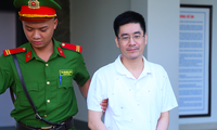Kiểm sát viên vạch tội cựu điều tra viên Hoàng Văn Hưng &apos;phản bội lại đồng đội&apos;