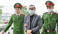 Đối đáp trong vụ án Việt Á: Viện kiểm sát nhắc đến tin nhắn &apos;đếm tiền mòn vân tay&apos;