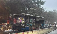Xe buýt cháy trơ khung khi đang lưu thông trên đường Hà Nội