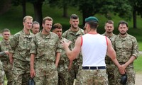 Các tuyển thủ Anh có 2 ngày trải nghiệm trong quân đội ở mùa hè năm ngoái.