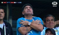 Diego Maradona ăn mừng cuồng nhiệt bàn thắng của Lionel Messi.