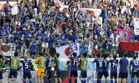 Các cầu thủ Nhật Bản và CĐV ăn mừng thành tích giành vé vào vòng 1/8.