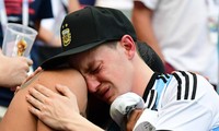 Người hâm mộ Argentina khóc nức nở sau trận thua Pháp. 