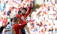 Gerard Pique dùng tay cản bóng trong vòng cấm địa Tây Ban Nha