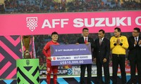 Nguyễn Quang Hải nhận giải xuất sắc nhất AFF Cup 2018. Ảnh: Như Ý
