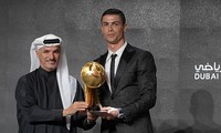 Ronaldo rạng rỡ nhận giải tại UAE