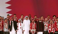 Quốc vương Qatar đón đội tuyển trở về tại sân bay Doha