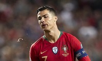  Cristiano Ronaldo chấn thương sớm khiến Bồ Đào Nha gặp khó