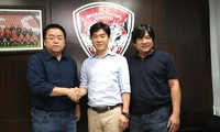 HLV Yoon Jong-hwan (giữa) ký hợp đồng với Muangthong