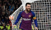 Lionel Messi ăn mừng bàn thắng trước Liverpool.