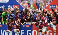 Các cầu thủ Aston Villa ăn mừng vé thăng hạng Ngoại hạng Anh