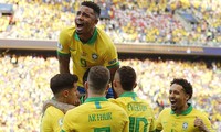 Các cầu thủ Brazil ăn mừng trước Peru